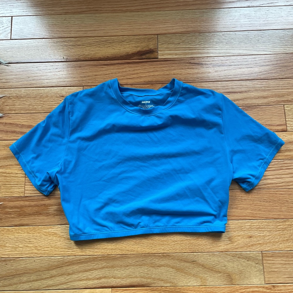 NWT SKIMS Fits Everybody Super Cropped Tshirt Mykonos